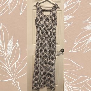 Filigree pattern black and white maxi summer dress